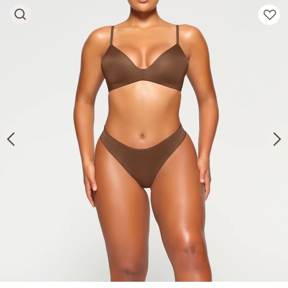 SKIMS T-shirt Demi bra